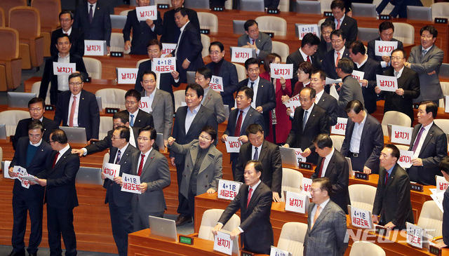 [서울=뉴시스] 이종철 기자 = 문희상 국회의장이 10일 밤 서울 여의도 국회에서 열린 본회의에서 예산안을 상정하자 한국당 의원들이 항의를 하고 있다. 2019.12.10. jc4321@newsis.com
