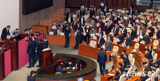 [서울=뉴시스] 이종철 기자 = 문희상 국회의장이 10일 밤 서울 여의도 국회에서 열린 본회의에서 예산안을 상정하자 심재철 한국당 원내대표를 비롯한 의원들이 항의를 하고 있다. 2019.12.10. jc4321@newsis.com