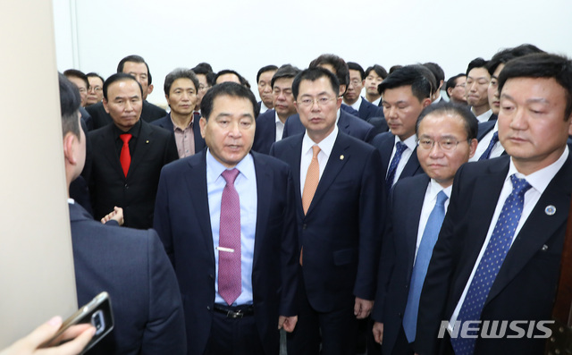 [서울=뉴시스] 이종철 기자&nbsp; = 예산안이 통과된뒤 심재철 한국당 원내대표를 비롯한 의원들이 10일 밤 서울 여의도 국회 문희상 국회의장실로 몰려가 항의를 하고 있다. 2019.12.10.jc4321@newsis.com