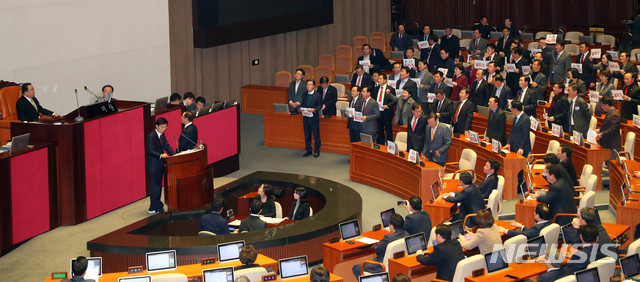 [서울=뉴시스] 장세영 기자 = 자유한국당 의원들이 10일 서울 여의도 국회 본회의장에서 열린 제371회국회(정기회) 제12차 본회의에 참석해 문희상 국회의장을 향해 구호를 외치고 있다. 2019.12.10. photothink@newsis.com