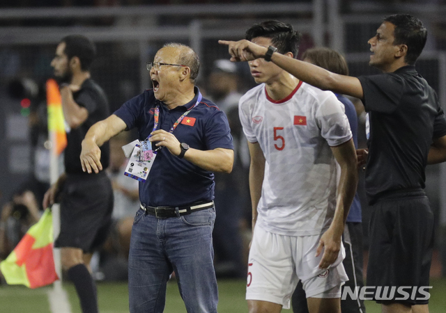 [마닐라=AP/뉴시스]베트남 축구 대표팀 박항서 감독이 10일(현지시간) 필리핀 마닐라의 리잘 메모리얼 스타디움에서 열린 2019 동남아시안(SEA) 게임 남자 축구 결승전 인도네시아와의 경기 중 작전 지시를 하고 있다. 베트남은 인도네시아를 3-0으로 꺾고 60년 만에 이 대회 정상에 올랐다. 2019.12.11.