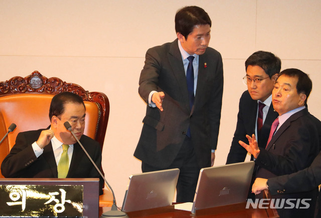 [서울=뉴시스] 장세영 기자 = 국회 본회의가 열린 10일 오후 서울 여의도 국회 본회의장에서 문희상 국회의장이 2020년도 예산안 관련 토론을 진행하려 하자 자유한국당 심재철 원내대표가 의장석으로 올라 항의 하고 있다. 이에 이인영 더불어민주당 원내대표, 오신환 바른미래당 원내대표도 의장석에 나가 이야기를 하고 있다. 2019.12.10.&nbsp; photothink@newsis.com