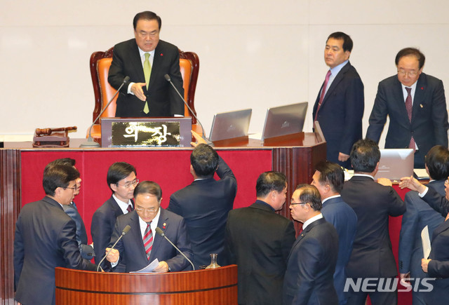 [서울=뉴시스] 장세영 기자 = 자유한국당 의원들이 10일 서울 여의도 국회 본회의에서 2020년 예산안 통과 반대를 외치며 문희상 의장에게 항의하고 있다. 2019.12.10.&nbsp; photothink@newsis.com 