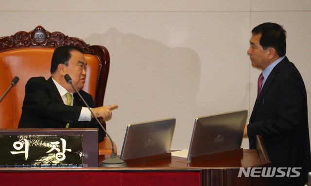 [서울=뉴시스] 장세영 기자 = 심재철 자유한국당 원내대표가 10일 서울 여의도 국회 본회의장에서 열린 제371회국회(정기회) 제12차 본회의에서 문희상 의장에게 예산안 표결에 대한 항의를 하고 있다. 2019.12.10.&nbsp; photothink@newsis.com 