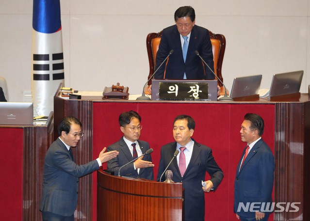 [서울=뉴시스] 장세영 기자 = 더불어민주당 의원들이 10일 서울 여의도 국회 본회의장에서 열린 제371회국회(정기회) 제12차 본회의에서 심재철 자유한국당 원내대표의 토론이 길어지자 항의를 하고 있다. 2019.12.10. photothink@newsis.com