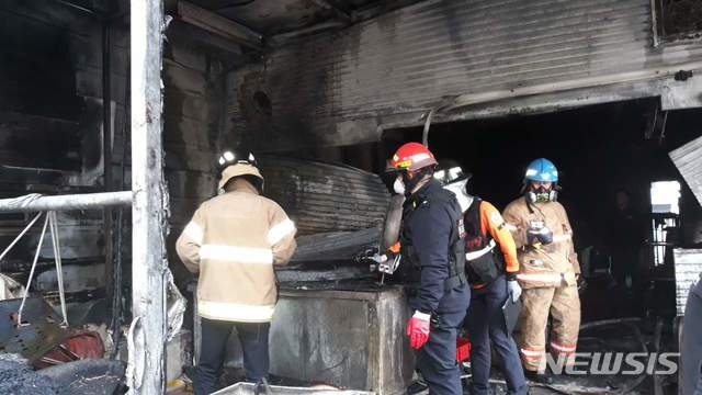 [청주=뉴시스] 임선우 기자 = 11일 오전 8시29분께 충북 청주시 흥덕구 신봉동 한 금속도금업체에서 불이 나 소방서 추산 1억2000만원의 재산 피해를 낸 뒤 30여분 만에 진화됐다. (사진=충북도소방본부 제공) 2019.12.11. photo@newsis.com