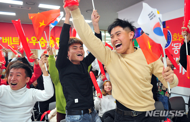 [광주=뉴시스] 송창헌 기자 = 10일 밤 광주 광산구 호남대 통합뉴스센터에서 동남아시아(SEA) 게임 축구결승전 응원전을 나선 베트남 유학생들이 박항서 감독이 이끄는 자국 축구대표팀이 인도네시아를 3대 0으로 완파하고 금메달을 따내자 크게 환호하고 있다. (사진=호남대 제공) 2019.12.11photo@newsis.com