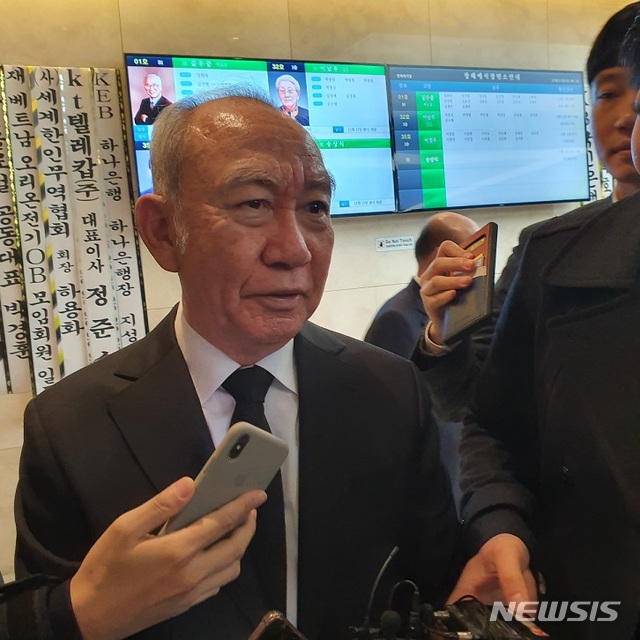 [수원=뉴시스] 손길승 SK텔레콤 명예회장이 11일 오전 경기 수원시 아주대병원 장례식장에 마련된 故 김우중 전 대우그룹 회장의 빈소를 방문하고 나와 기자들과 말하고 있다. 2019.12.11.(사진=고은결 기자)