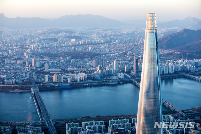 [서울=뉴시스]서울스카이가 자리한 롯데월드타워 