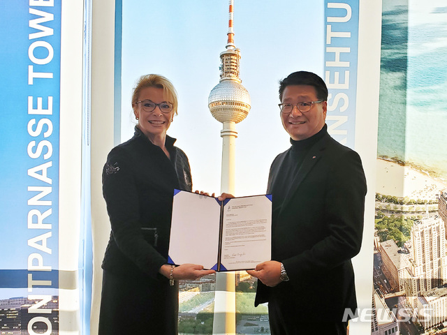 [서울=뉴시스]11일 독일 베를린 '베를린 TV타워'에서 서울스카이의 세계거탑연맹(WFGT) 가입을 확정하고 기념 촬영한 WFGT 크리스티나 아우(왼쪽) 대표와 롯데월드 서울스카이 최원기 부문장