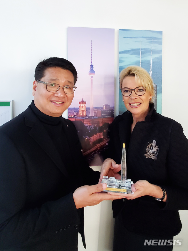 [서울=뉴시스]11일 독일 베를린 '베를린 TV타워'에서 서울스카이의 세계거탑연맹(WFGT) 가입을 확정하고 기념 촬영한 WFGT 크리스티나 아우(오른쪽) 대표와 롯데월드 서울스카이 최원기 부문장