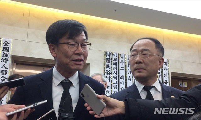 [서울=뉴시스]11일 오후 고(故) 김우중 전 대우그룹 회장의 빈소에 찾은 김상조 청와대 정책실장과 홍남기 부총리 겸 기획재정부 장관. 2019.12.11.(사진=공동취재단)