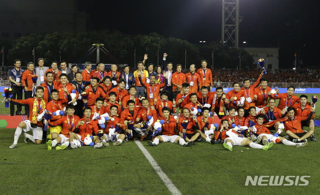 [마닐라=AP/뉴시스]베트남 축구 대표팀이 10일(현지시간) 필리핀 마닐라의 리잘 메모리얼 스타디움에서 열린 2019 동남아시안(SEA) 게임 남자 축구 결승에서 우승, 시상식을 마치고 기념촬영을 하고 있다. 박항서 감독이 이끄는 베트남은 결승전에서 인도네시아를 3-0으로 물리치고 60년 만에 이 대회 정상에 올랐다. 2019.12.11. 