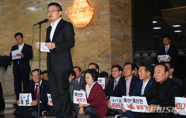 [서울=뉴시스] 장세영 기자 = 황교안 자유한국당 대표가 10일 서울 여의도 국회 본회의장 앞에서 열린 자유한국당 긴급 의원총회에서 날치기 예산안 가결을 규탄하는 모두발언을 하고 있다. 2019.12.10.&nbsp; photothink@newsis.com