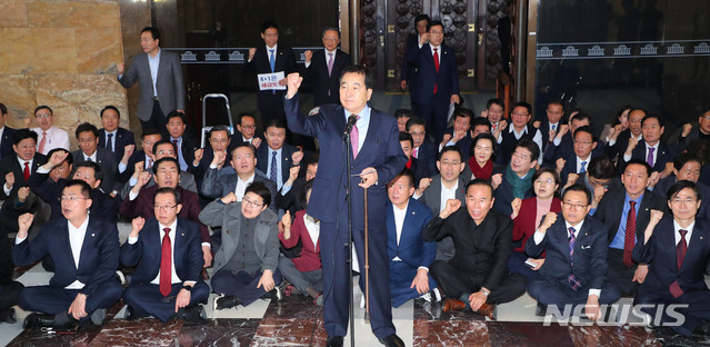 [서울=뉴시스] 장세영 기자 = 심재철 자유한국당 원내대표가 10일 서울 여의도 국회 본회의장 앞에서 열린 자유한국당 긴급 의원총회에서 의원들과 함께 날치기 예산안 가결을 규탄하는 구호를 외치고 있다. 2019.12.10.&nbsp; photothink@newsis.com