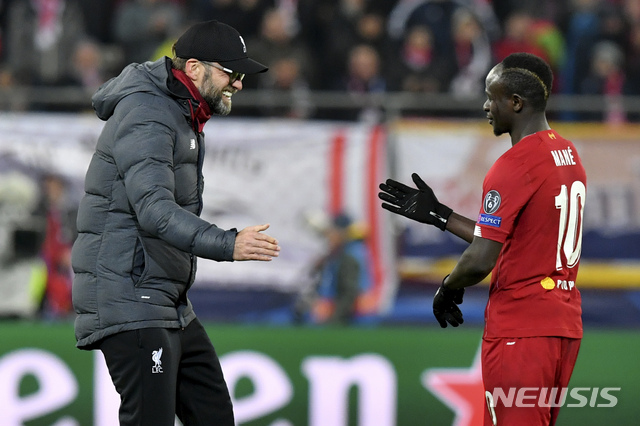 [잘츠부르크=AP/뉴시스]클롭(왼쪽) 감독과 사디오 마네. 