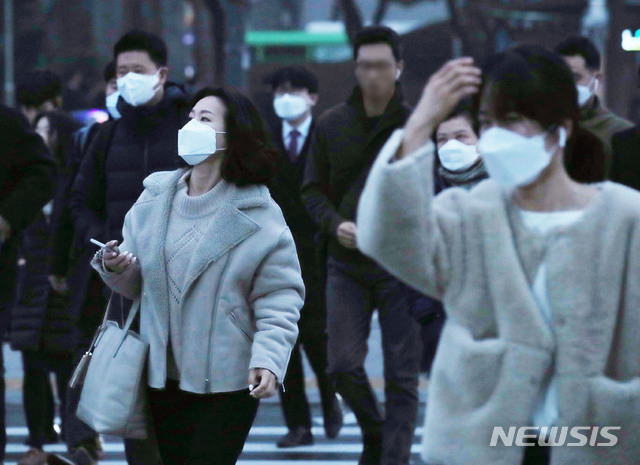 [서울=뉴시스] 김진아 기자 = 서울을 포함한 중부와 영남 일부 지역에 고농도 미세먼지 비상저감조치가 시행된 11일 종로구 광화문 네거리에서 마스크를 착용한 시민들이 길을 건너고 있다. 2019.12.11.  bluesoda@newsis.com