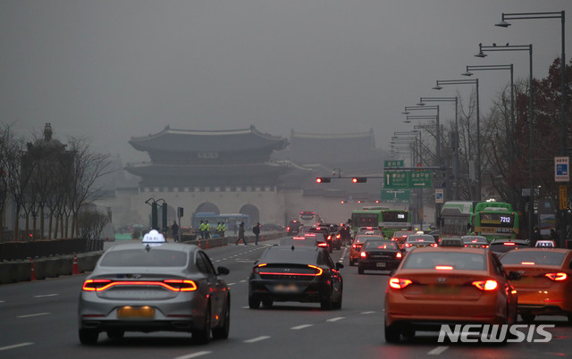 [서울=뉴시스] 김진아 기자 = 서울을 포함한 중부와 영남 일부 지역에 고농도 미세먼지 비상저감조치가 시행된 11일 종로구 광화문 네거리 일대가 뿌연 모습을 보이고 있다. 2019.12.11.  bluesoda@newsis.com