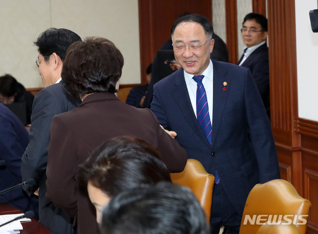 [서울=뉴시스]전신 기자 = 홍남기 경제부총리가 11일 서울 종로구 정부서울청사에서 열린 경제활력대책회의에 참석하며 김현미 국토교통부 장관과 인사하고 있다. 2019.12.11.  photo1006@newsis.com