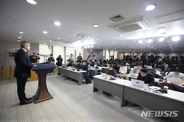 [서울=뉴시스]전신 기자 = 이재갑 고용노동부 장관이 11일 서울 종로구 정부서울청사에서 중소기업에 대해 주52시간제 계도기간 최대 1년6개월 부여 등 52시간제 시행 보완 대책을 발표하고 있다. 2019.12.11. photo1006@newsis.com