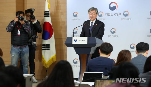 [서울=뉴시스]전신 기자 = 이재갑 고용노동부 장관이 11일 서울 종로구 정부서울청사에서 중소기업 주52시간제 시행을 위한 보완 대책을 발표하고 있다. 2019.12.11. photo1006@newsis.com