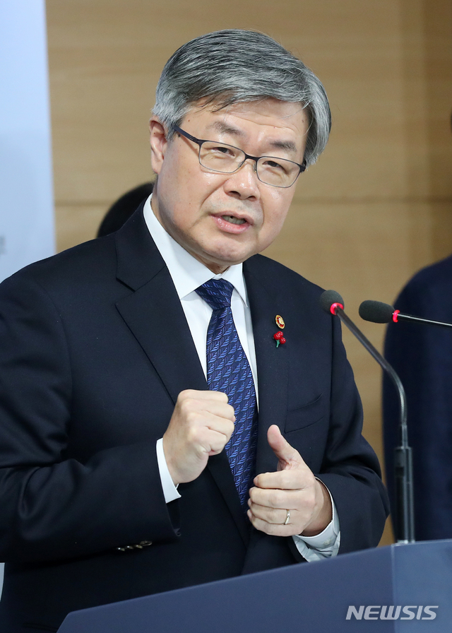[서울=뉴시스]전신 기자 = 이재갑 고용노동부 장관이 11일 서울 종로구 정부서울청사에서 중소기업 주52시간제 시행을 위한 보완 대책을 발표한 후 취재진의 질문에 답변하고 있다. 2019.12.11. photo1006@newsis.com