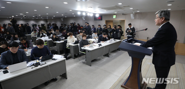 [서울=뉴시스]전신 기자 = 이재갑 고용노동부 장관이 11일 서울 종로구 정부서울청사에서 중소기업 주52시간제 시행을 위한 보완 대책을 발표하고 있다. 2019.12.11. photo1006@newsis.com