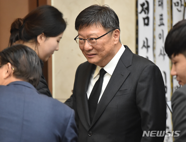 [수원=뉴시스] 김종택 기자 = 박지만 EG 대표이사 회장이 11일 오전 경기 수원시 아주대병원 장례식장에 마련된 故 김우중 전 대우그룹 회장의 빈소를 조문한 뒤 나오고 있다. 2019.12.11.semail3778@naver.com