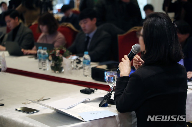 [서울=뉴시스]박미소 기자 = 우리들병원 특혜 대출 의혹을 최초 폭로한 사업가 신혜선씨가 11일 오전 서울 강남구 소재의 한 레스토랑에서 열린 기자회견에서 입장을 밝히고 있다. 2019.12.11. misocamera@newsis.com