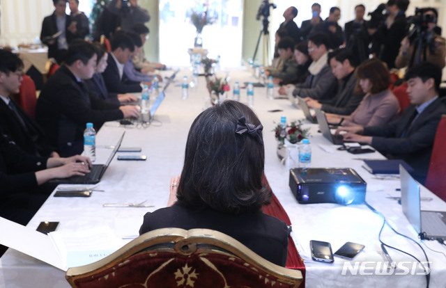 [서울=뉴시스]박미소 기자 = 우리들병원 특혜 대출 의혹을 최초 폭로한 사업가 신혜선씨가 11일 오전 서울 강남구 소재의 한 레스토랑에서 열린 기자회견에서 입장을 밝히고 있다. 2019.12.11. misocamera@newsis.com