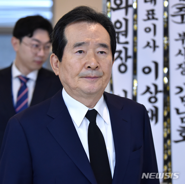 [수원=뉴시스] 김종택 기자 = 정세균 전 국회의장이 11일 오후 경기 수원시 아주대병원 장례식장에 마련된 故 김우중 전 대우그룹 회장의 빈소에 들어서고 있다. 2019.12.11.semail3778@naver.com