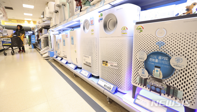 [서울=뉴시스]최진석 기자 = 서울 한 마트에 공기청정기 제품이 진열돼 있다. 2019.12.11.myjs@newsis.com