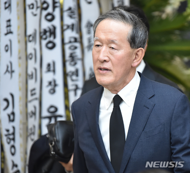 [수원=뉴시스] 김종택 기자 = 허창수 전경련 회장이 11일 오후 경기 수원시 아주대병원 장례식장에 마련된 故 김우중 전 대우그룹 회장의 빈소를 조문한 뒤 나오고 있다. 2019.12.11. semail3778@naver.com