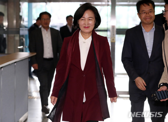 [서울=뉴시스] 이영환 기자 = 추미애 법무부 장관 후보자가 11일 오후 인사청문회 준비단 사무실이 마련된 서울 양천구 서울남부준법지원센터로 들어서고 있다. 2019.12.11.&nbsp; 20hwan@newsis.com