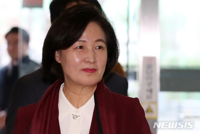 [서울=뉴시스] 이영환 기자 = 추미애 법무부 장관 후보자가 11일 오후 인사청문회 준비단 사무실이 마련된 서울 양천구 서울남부준법지원센터로 들어서고 있다. 2019.12.11.&nbsp;&nbsp; 20hwan@newsis.com