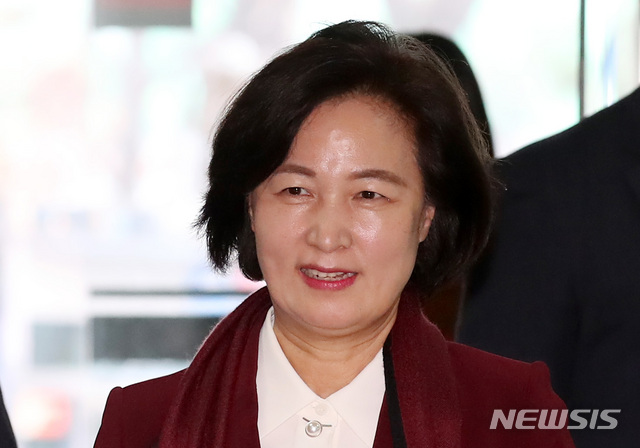 [서울=뉴시스]추미애 법무부 장관 후보자가 11일 오후 인사청문회 준비단 사무실이 마련된 서울 양천구 서울남부준법지원센터로 들어서고 있는 모습. (사진=뉴시스DB). 2019.12.11.&nbsp; 