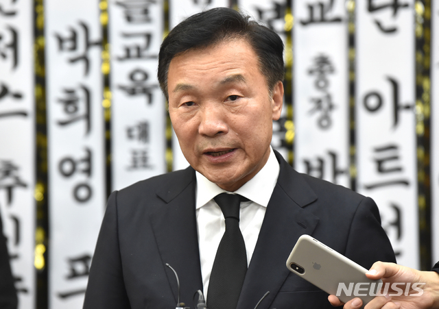 [수원=뉴시스] 김종택 기자 = 바른미래당 손학규 대표가 11일 오후 경기 수원시 아주대병원 장례식장에 마련된 故 김우중 전 대우그룹 회장의 빈소를 조문한 뒤 취재진의 질문에 답하고 있다. 2019.12.11.&nbsp; semail3778@naver.com