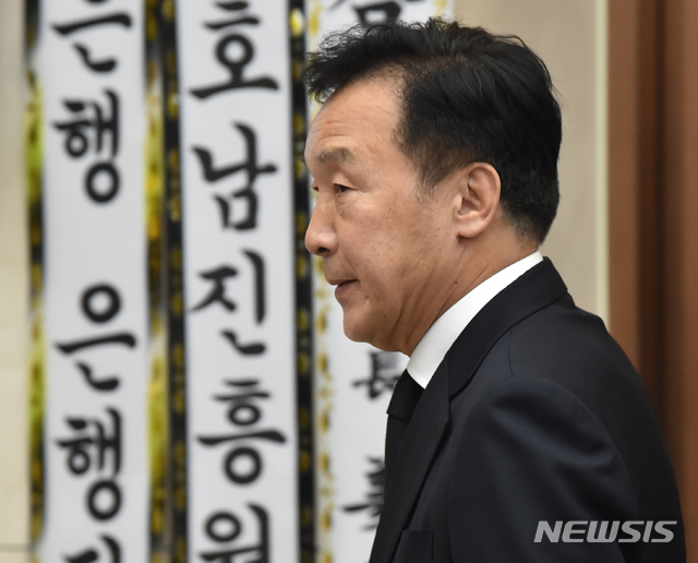 [수원=뉴시스] 김종택 기자 = 바른미래당 손학규 대표가 11일 오후 경기 수원시 아주대병원 장례식장에 마련된 故 김우중 전 대우그룹 회장의 빈소를 조문한 뒤 나오고 있다. 2019.12.11.&nbsp; semail3778@naver.com