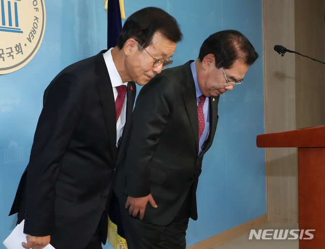 [서울=뉴시스]김명원 기자 = 더불어민주당 원혜영(왼쪽) 의원과 백재현 의원이 11일 오후 서울 여의도 국회 정론관에서 불출마 기자회견을 마치고 인사하고 있다. 2019.12.11. kmx1105@newsis.com