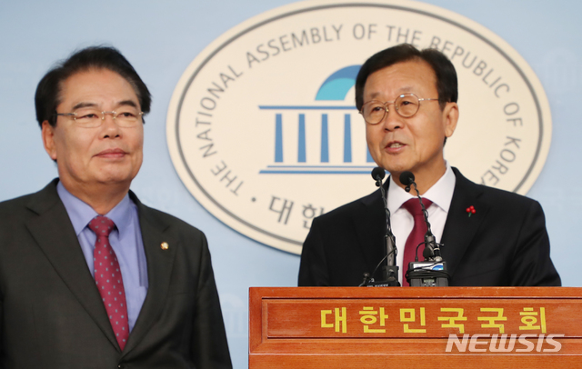 [서울=뉴시스]김명원 기자 = 원예영 더불어민주당 의원이 11일 오후 서울 여의도 국회 정론관에서 불출마 기자회견을 하고 있다. 왼쪽은 백재현 의원. 2019.12.11. kmx1105@newsis.com