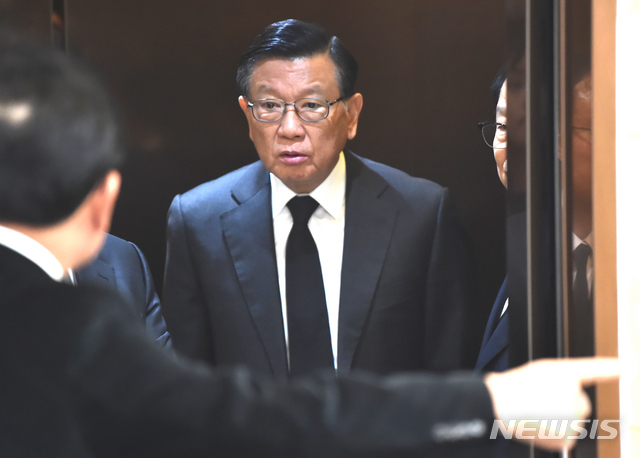 [수원=뉴시스] 김종택 기자 = 박삼구 전 금호아시아나그룹 회장이 11일 오후 경기 수원시 아주대병원 장례식장에 마련된 故 김우중 전 대우그룹 회장의 빈소를 조문한 뒤 나오고 있다. 2019.12.11.semail3778@naver.com