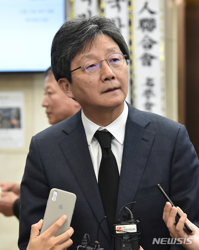 [수원=뉴시스] 김종택 기자 = 유승민 바른미래당 의원이 11일 오후 경기 수원시 아주대병원 장례식장에 마련된 故 김우중 전 대우그룹 회장의 빈소를 조문한 뒤 취재진 질문에 답하고 있다. 2019.12.11.&nbsp; semail3778@naver.com