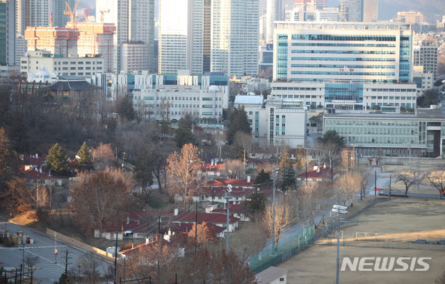 [서울=뉴시스]박미소 기자 = 오염 물질 정화 책임 문제로 10년 가까이 반환이 지연돼 온 원주, 부평, 동두천에 있는 4개의 미군기지가 주민 품으로 돌아온다. 용산 주한미군 기지 반환 절차도 공식적으로 시작된다. 고윤주 외교부 북미국장과 케네스 윌즈바크 주한미군 부사령관(중장)은 11일 오후 평택 주한미군 기지 '캠프 험프리스'에서 제200차 주한미군주둔군지위협정(SOFA) 합동위원회를 열고 이 같이 합의했다. 사진은 11일 오후 서울 용산구 용산 주한미군 기지 전경. 2019.12.11. misocamera@newsis.com