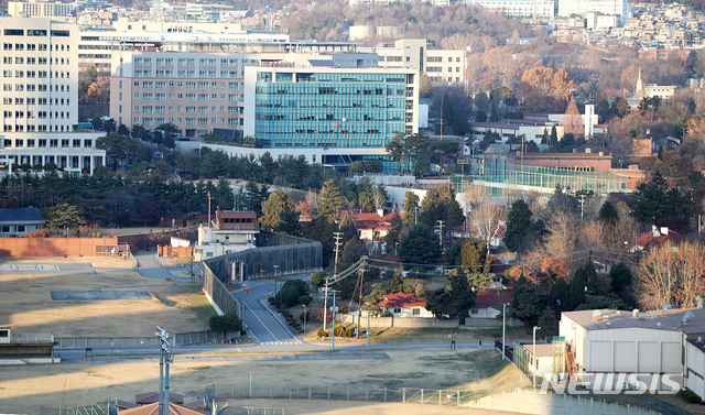 [서울=뉴시스]박미소 기자 = 오염 물질 정화 책임 문제로 10년 가까이 반환이 지연돼 온 원주, 부평, 동두천에 있는 4개의 미군기지가 주민 품으로 돌아온다. 용산 주한미군 기지 반환 절차도 공식적으로 시작된다. 고윤주 외교부 북미국장과 케네스 윌즈바크 주한미군 부사령관(중장)은 11일 오후 평택 주한미군 기지 '캠프 험프리스'에서 제200차 주한미군주둔군지위협정(SOFA) 합동위원회를 열고 이 같이 합의했다. 사진은 11일 오후 서울 용산구 용산 주한미군 기지 전경. 2019.12.11. misocamera@newsis.com