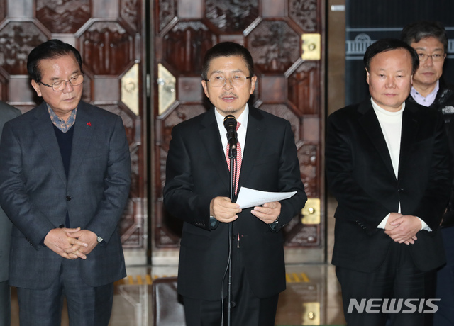 [서울=뉴시스] 고승민 기자 = 자유한국당 황교안 대표가 11일 서울 여의도 국회 로텐더홀에서 패스트트랙 철회 등을 촉구하며 '무기한' 농성을 시작하며 발언하고 있다. 2019.12.11.kkssmm99@newsis.com