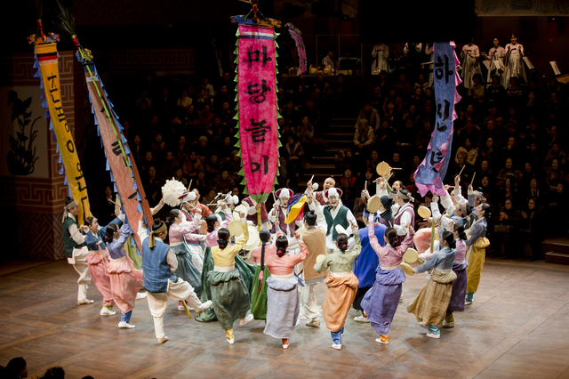 [서울=뉴시스] 이재훈 기자 = 마당놀이 '춘풍이 온다'. (사진 = 국립극장 제공) 2019.12.12 realpaper7@newsis.com 