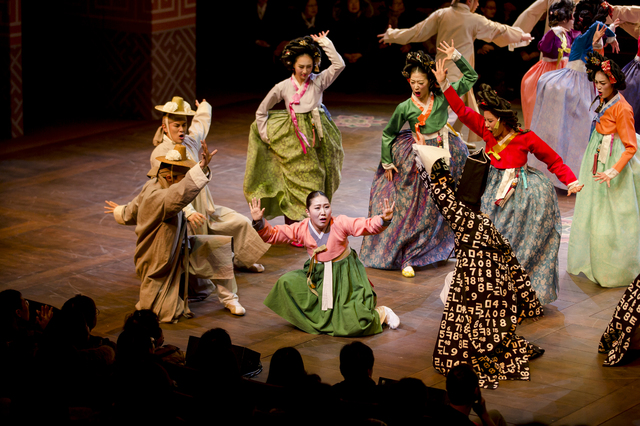 [서울=뉴시스] 마당놀이 '춘풍이 온다'. (사진 = 국립극장 제공) 2019.12.12 realpaper7@newsis.com 