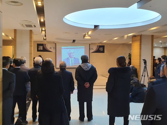 [수원=뉴시스] 경기 수원 아주대병원 별관 대강당 로비에서 조문객들이 고(故) 김우중 전 대우그룹 회장의 육성이 나오는 '언(言)과 어(語)' 영상을 지켜보고 있다. 2019.12.12.(사진=고은결 기자)