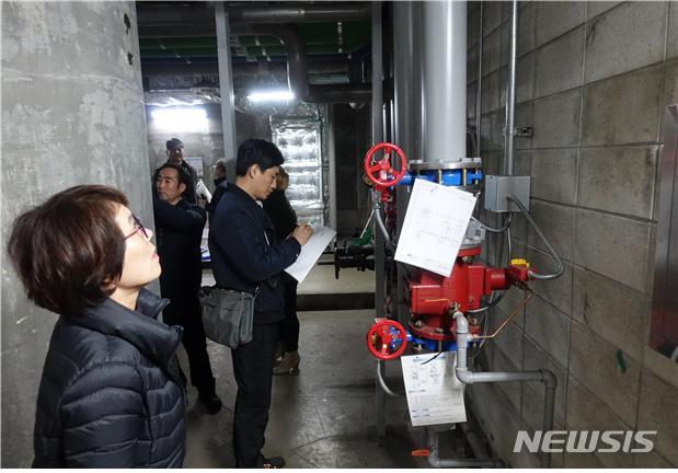 [세종=뉴시스]소방청이 11일 발표한 대형의류판매시설 등 68개소에 대한 화재안전특별조사 결과에 따르면 67곳에서 총 435건의 위반사항이 적발됐다. 조사단이 스프링클러설비 준비작동밸브 고장 사례를 확인하고 있다. 2019.12.12. (사진=소방청 제공)