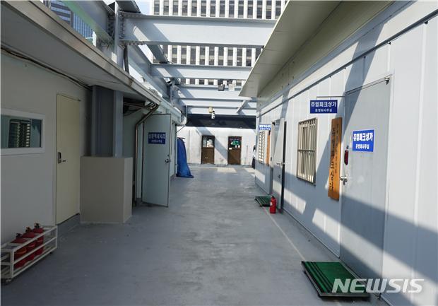 [세종=뉴시스]소방청이 11일 발표한 대형의류판매시설 등 68개소에 대한 화재안전특별조사 결과에 따르면 67곳에서 총 435건의 위반사항이 적발됐다. 한 시설 옥상에 무허가로 지어진 건축물. 2019.12.12. (사진=소방청 제공)